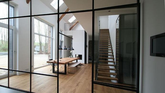 Blick durch eine Glasfront in einen Wohnraum